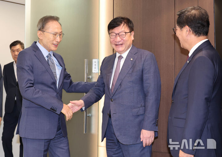 [서울=뉴시스] 국회사진기자단 = 정점식 국민의힘 원내대표가 31일 서울 서초구 이명박 전 대통령 사무실을 예방해 이 전 대통령과 악수하고 있다. 2026.08.31. photo@newsis.com