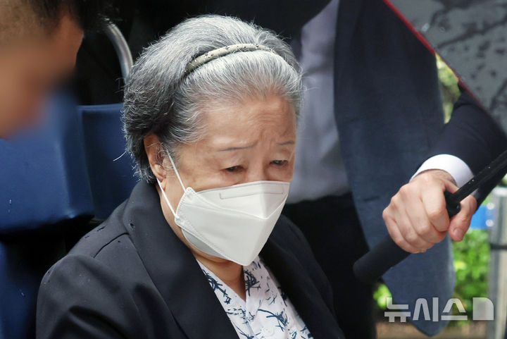 [서울=뉴시스] 최동준 기자 = 31일 한학자 세계평화통일가정연합(통일교) 총재의 정치자금법 위반 등 혐의 재판에서 총 징역 2년을 선고한 1심 재판부는 통일교가 제20대 대통령 선거를 '교세 확장의 기회'로 삼아 윤석열 당시 국민의힘 후보 지원에 나섰고, 이 과정이 특정 간부의 독단이 아닌 교단 수뇌부의 사전협의와 보고·승인을 거쳐 이뤄졌다고 판단했다. 사진은 한 총재가 31일 1심에서 징역 2년 선고를 받은 뒤 법원을 나서는 모습. (공동취재) 2026.08.31. photocdj@newsis.com