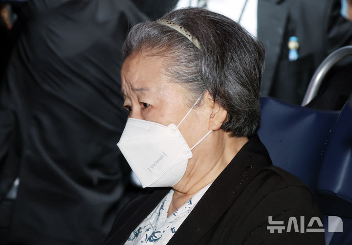 [서울=뉴시스] 최동준 기자 =윤석열 정부와의 '정교유착 의혹' 정점으로 지목된 한학자 세계평화통일가정연합(통일교) 총재가 1심에서 징역 2년을 선고받았다. 사진은 한 총재가 징역 2년을 선고 받은 뒤 법원을 나서는 모습. (공동취재) 2026.08.31. photocdj@newsis.com
