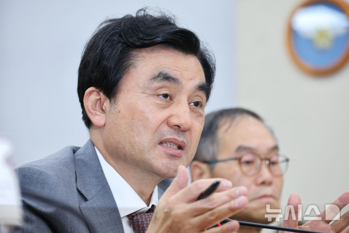[서울=뉴시스] 최진석 기자 = 안규백 국방부 장관이 31일 여의도 국회에서 열린 제438회국회(임시회) 국방위원회 전체회의에서 의원 질문에 답하고 있다. 2026.08.31. myjs@newsis.com