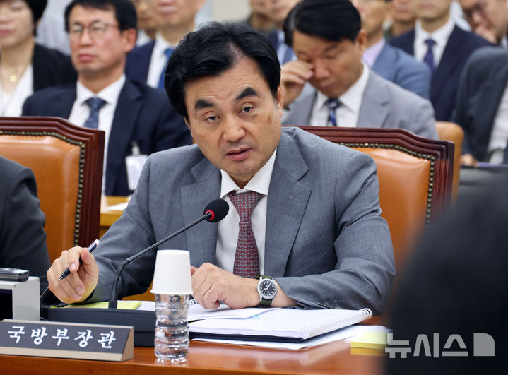 [서울=뉴시스] 최진석 기자 = 안규백 국방부 장관이 31일 여의도 국회에서 열린 제438회국회(임시회) 국방위원회 전체회의에서 의원 질문에 답하고 있다. 2026.08.31. myjs@newsis.com