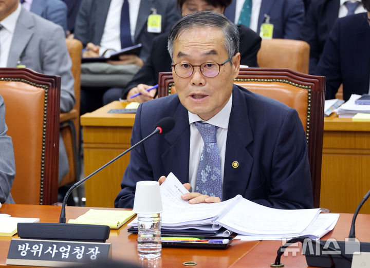 [서울=뉴시스] 최진석 기자 = 이용철 방위사업청장이 31일 여의도 국회에서 열린 제438회국회(임시회) 국방위원회 전체회의에서 의원 질문에 답하고 있다. 2026.08.31. myjs@newsis.com