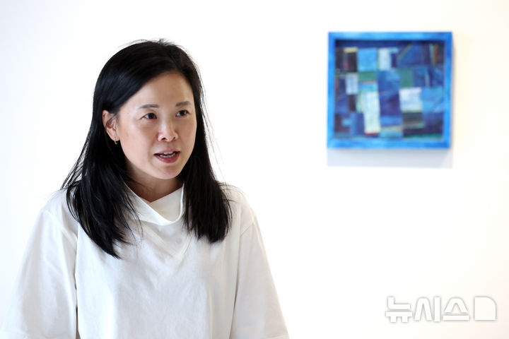 [서울=뉴시스] 박진희 기자 = 폴라 차이 (Paula Tsai) 글래드스톤갤러리 파트너가 31일 서울 용산구 글래드스톤 서울에서 영국 현대미술가 에드 엣킨스(Ed Atkins)의 '1 day in space' 개관전 기자간담회를 하고 있다. 2026.08.31. pak7130@newsis.com