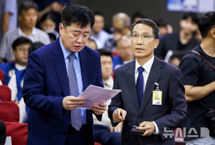 [서울=뉴시스] 정병혁 기자 = 유재성 경찰청장 직무대행이 31일 서울 여의도 국회 의원회관에서 열린 '경찰의민주적 통제 및 경찰수사 혁신 정책토론회'에서 이영철 자치경찰기획단장과 대화를 나누고 있다. 2026.08.31. jhope@newsis.com