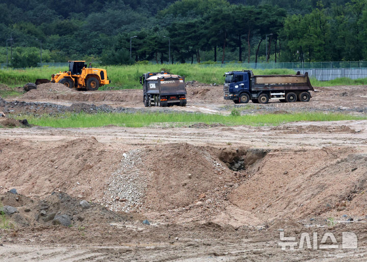 [세종=뉴시스] 배훈식 기자 = 세종시 행정수도 완성을 위한 대통령 세종 집무실과 국회 세종의사당 건립이 본격 추진된다. 사진은 31일 오후 세종시 세종동의 국회 세종의사당 부지에서 터파기 공사 중인 모습. 2026.08.31. dahora83@newsis.com