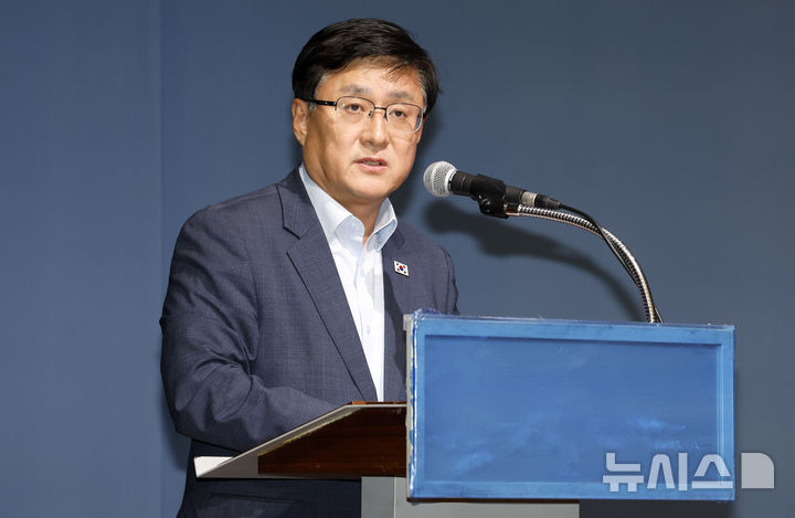 [서울=뉴시스] 김혜진 기자 = 김성환 기후에너지환경부장관이 31일 서울 중구 대한상공회의소에서 열린 가습기살균제 피해자 간담회에서 발언하고 있다. 2026.08.31. jini@newsis.com