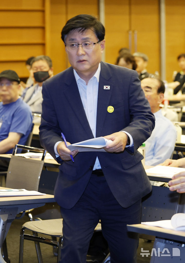[서울=뉴시스] 김혜진 기자 = 김성환 기후에너지환경부장관이 31일 서울 중구 대한상공회의소에서 열린 가습기살균제 피해자 간담회에 참석하고 있다. 2026.08.31. jini@newsis.com
