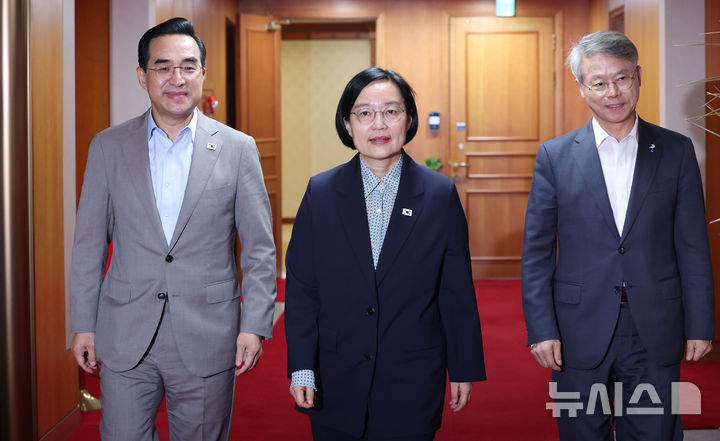 [서울=뉴시스] 조수정 기자 = 한성숙 국무총리와 민형배(오른쪽) 전남광주통합특별시장, 박홍근(왼쪽) 기획예산처 장관이 31일 오후 서울 종로구 정부서울청사에서 열린 전남광주통합특별시 지원위원회 회의를 위해 회의실로 함께 이동하고 있다. 2026.08.31. chocrystal@newsis.com