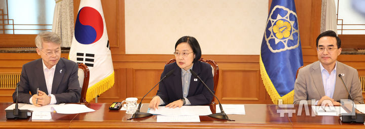 [서울=뉴시스] 조수정 기자 = 한성숙 국무총리가 31일 오후 서울 종로구 정부서울청사에서 열린 전남광주통합특별시 지원위원회 회의를 주재하고 있다. 왼쪽은 민형배 전남광주통합특별시장, 오른쪽은 박홍근 기획예산처 장관. 2026.08.31. chocrystal@newsis.com