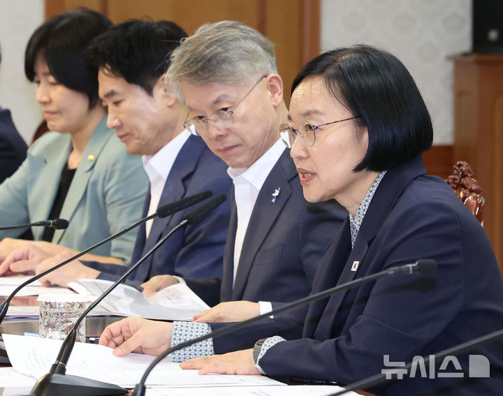 [서울=뉴시스] 조수정 기자 = 한성숙 국무총리가 31일 오후 서울 종로구 정부서울청사에서 열린 전남광주통합특별시 지원위원회 회의를 주재하고 있다. 오른쪽 두번째는 민형배 전남광주통합특별시장. 2026.08.31. chocrystal@newsis.com