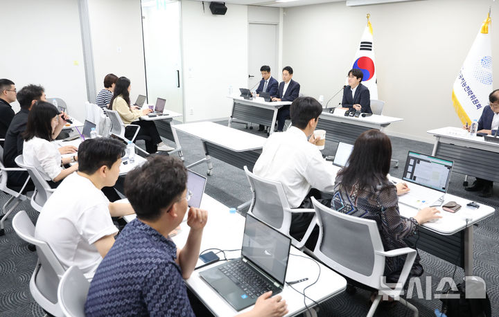 [서울=뉴시스] 황준선 기자 = 하정우 국가인공지능전략위원회 상근 부위원장이 31일 오후 서울 중구 국가인공지능전략위원회에서 열린 취임 기자간담회에서 발언하고 있다. 2026.08.31. hwang@newsis.com