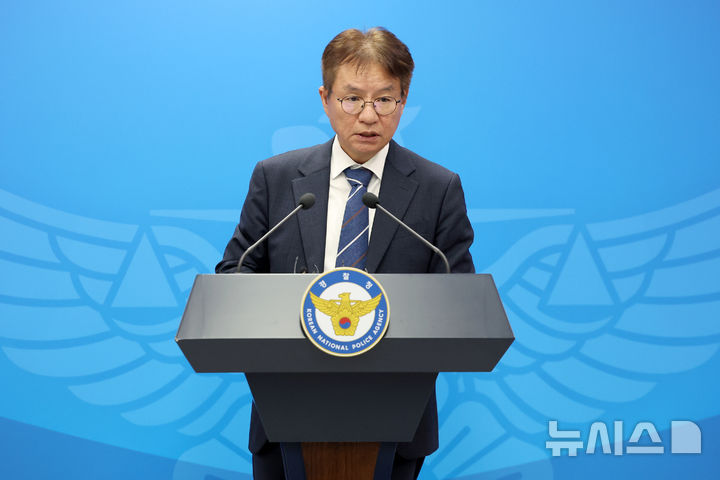 [서울=뉴시스] 조성우 기자 = 김남준 경찰 수사개혁위원회 위원장이 31일 서울 서대문구 경찰청에서 열린 위원회 제6차 정례회의를 마친 뒤 범죄 피해자 보호 관련 1차 권고안을 발표하고 있다. 2026.08.31. xconfind@newsis.com