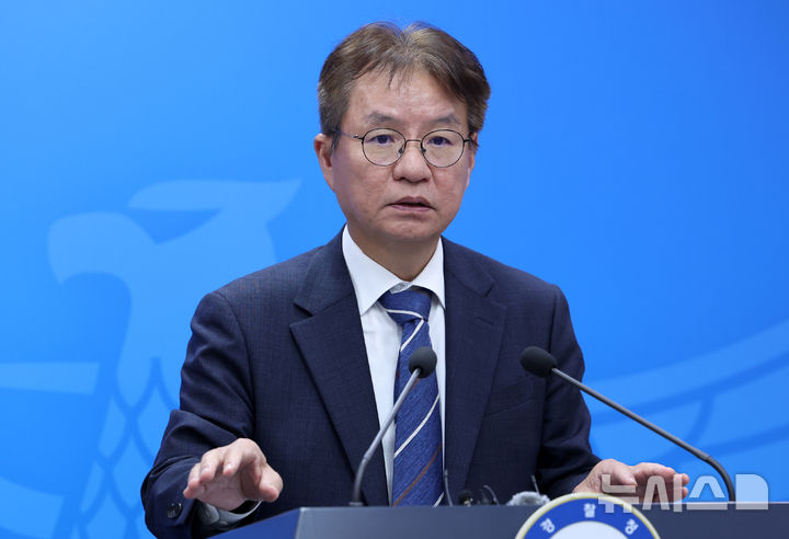 [서울=뉴시스] 조성우 기자 = 김남준 경찰 수사개혁위원회 위원장이 31일 서울 서대문구 경찰청에서 열린 위원회 제6차 정례회의를 마친 뒤 범죄 피해자 보호 관련 1차 권고안을 발표하고 있다. 2026.08.31. xconfind@newsis.com