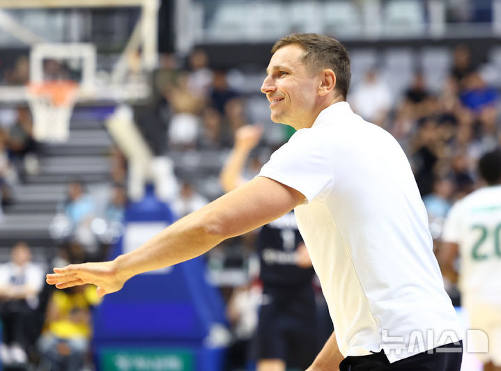 [수원=뉴시스] 황준선 기자 = 31일 경기 수원시 KT 소닉붐 아레나에서 열린 2027 국제농구연맹(FIBA) 월드컵 아시아 예선 대한민국과 사우디아라비아의 경기, 한국 니콜라스 마줄스 감독이 지시하고 있다. 2026.08.31. hwang@newsis.com