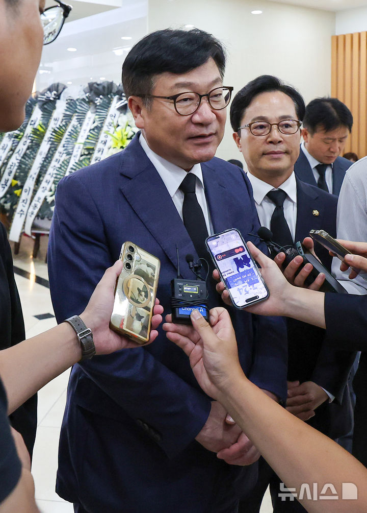 [포항=뉴시스] 이무열 기자 = 정점식 국민의힘 원내대표가 31일 경북 포항시 남구 포항성모병원 장례식장에 마련된 조희대 대법원장 부친 고(故) 조부환 씨의 빈소를 찾아 조문을 마친 뒤 취재진 질문에 답하고 있다. 2026.08.31. lmy@newsis.com