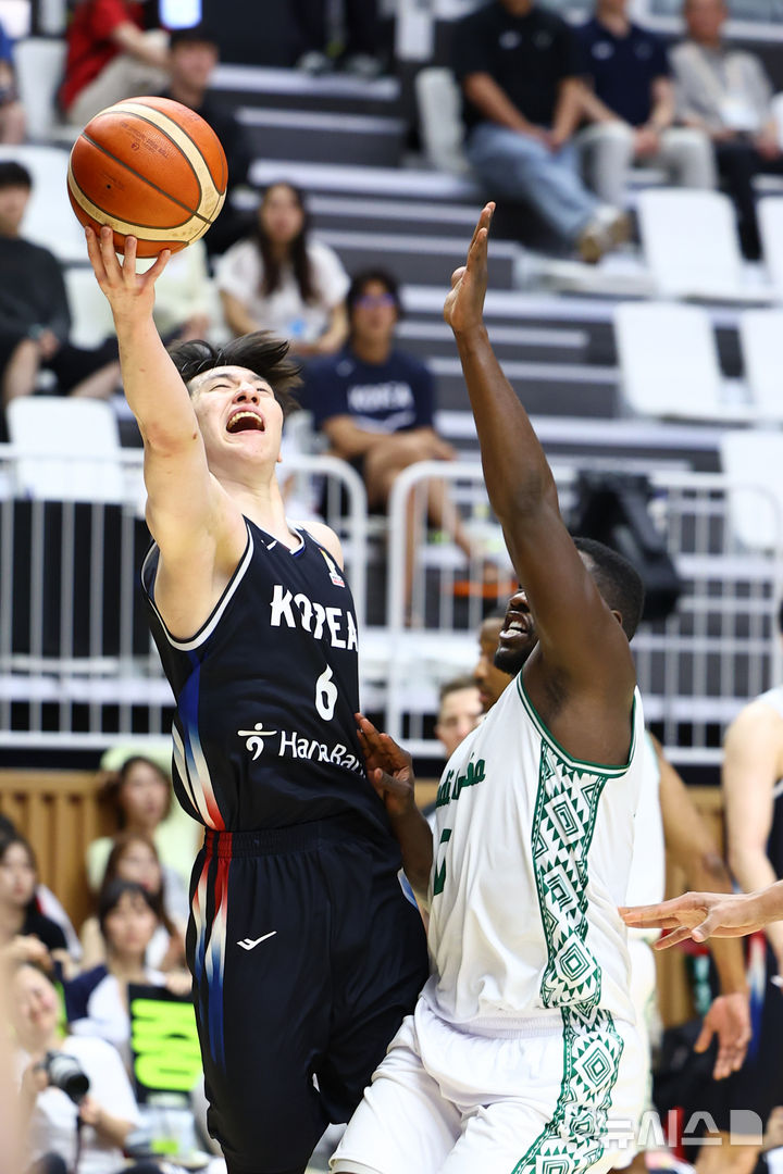 [수원=뉴시스] 황준선 기자 = 31일 경기 수원시 KT 소닉붐 아레나에서 열린 2027 국제농구연맹(FIBA) 월드컵 아시아 예선 대한민국과 사우디아라비아의 경기, 한국 이정현이 슛 하고 있다. 2026.08.31. hwang@newsis.com