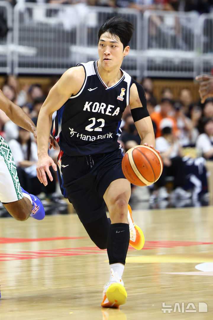 [수원=뉴시스] 황준선 기자 = 31일 경기 수원시 KT 소닉붐 아레나에서 열린 2027 국제농구연맹(FIBA) 월드컵 아시아 예선 대한민국과 사우디아라비아의 경기, 한국 여준석이 돌파 하고 있다. 2026.08.31. hwang@newsis.com
