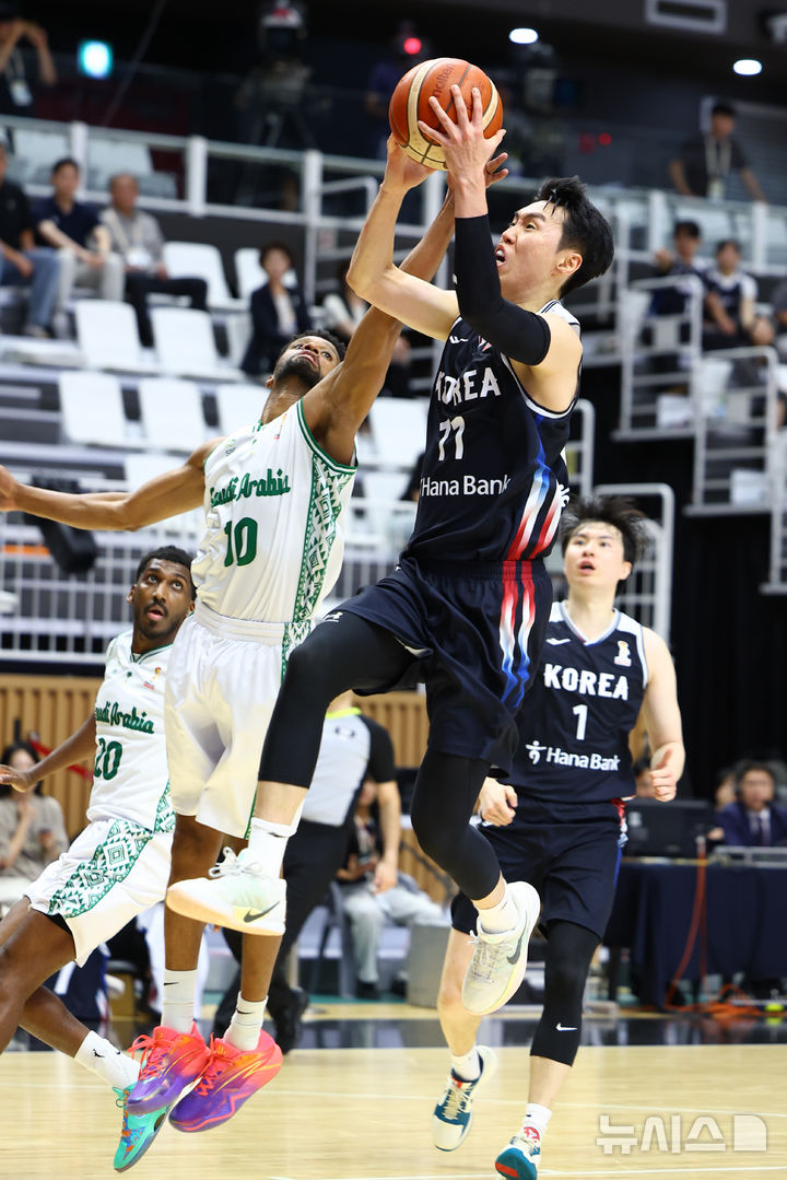 [수원=뉴시스] 황준선 기자 = 31일 경기 수원시 KT 소닉붐 아레나에서 열린 2027 국제농구연맹(FIBA) 월드컵 아시아 예선 대한민국과 사우디아라비아의 경기, 한국 이우석이 슛 하고 있다. 2026.08.31. hwang@newsis.com