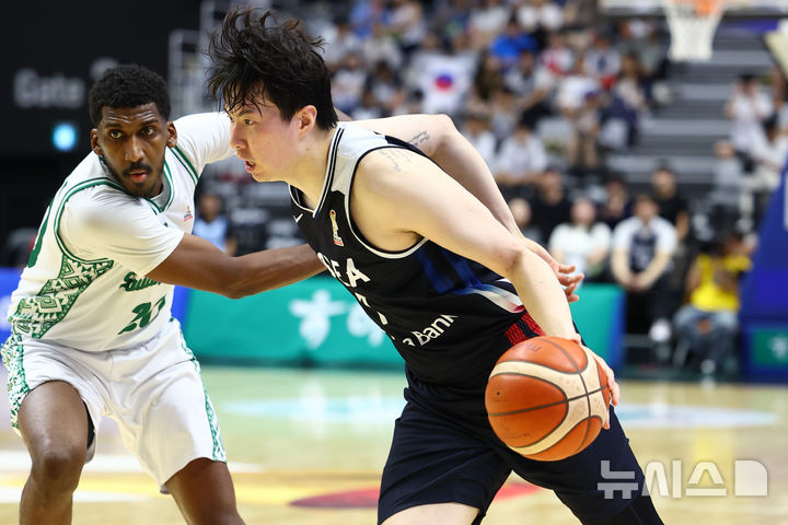 [수원=뉴시스] 황준선 기자 = 31일 경기 수원시 KT 소닉붐 아레나에서 열린 2027 국제농구연맹(FIBA) 월드컵 아시아 예선 대한민국과 사우디아라비아의 경기, 한국 이현중이 돌파하고 있다. 2026.08.31. hwang@newsis.com