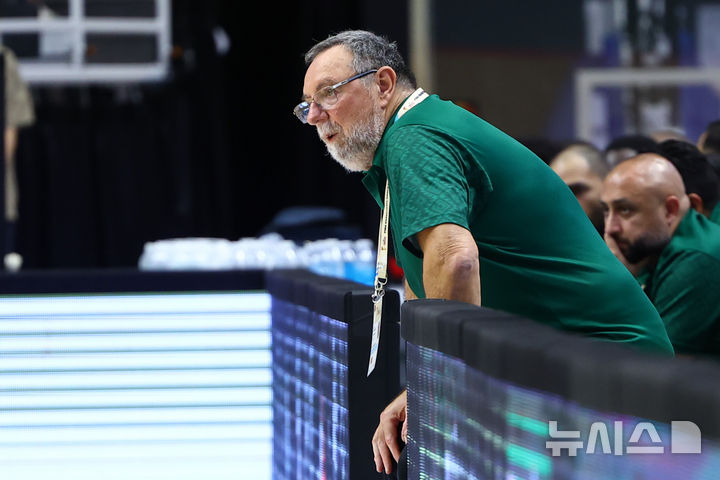 [수원=뉴시스] 황준선 기자 = 31일 경기 수원시 KT 소닉붐 아레나에서 열린 2027 국제농구연맹(FIBA) 월드컵 아시아 예선 대한민국과 사우디아라비아의 경기, 사우디아라비아 리카르도 마피 감독이 경기를 지켜보고 있다. 2026.08.31. hwang@newsis.com