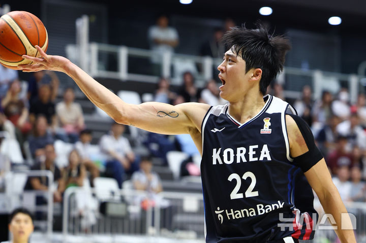 [수원=뉴시스] 황준선 기자 = 31일 경기 수원시 KT 소닉붐 아레나에서 열린 2027 국제농구연맹(FIBA) 월드컵 아시아 예선 대한민국과 사우디아라비아의 경기, 한국 여준석이 패스하고 있다. 2026.08.31. hwang@newsis.com