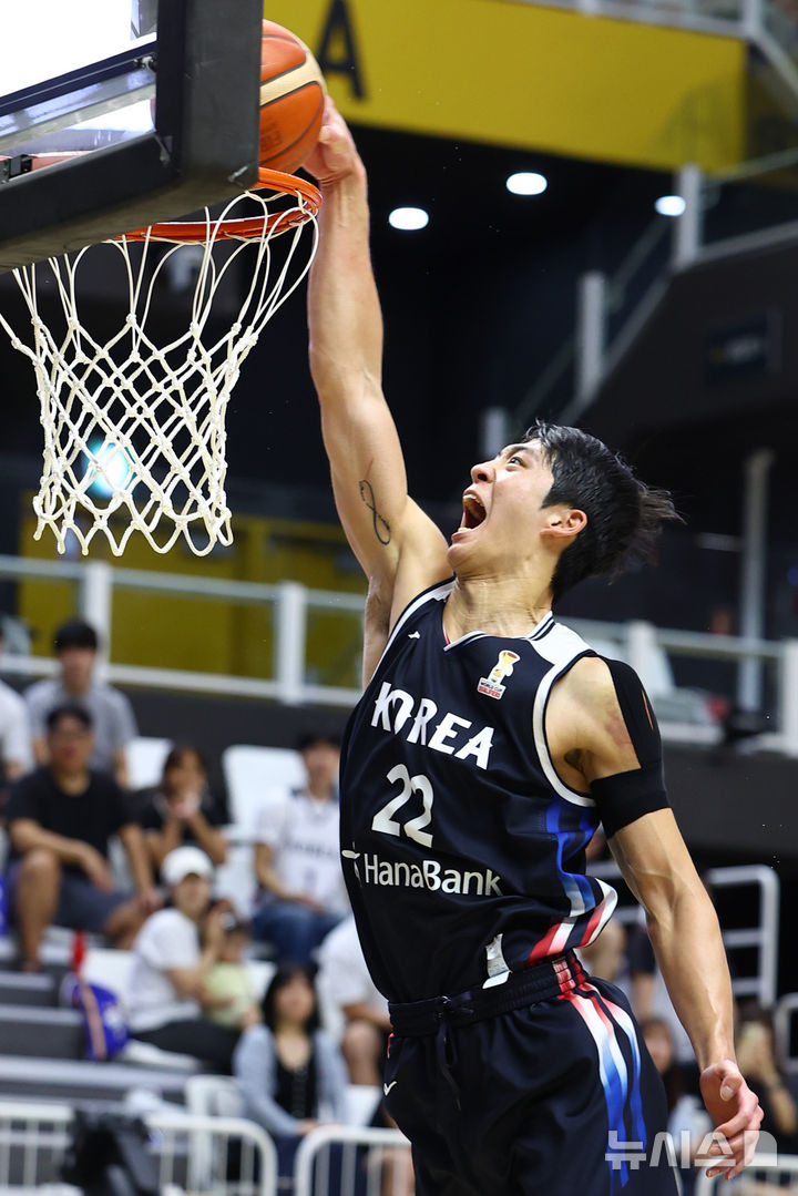 [수원=뉴시스] 황준선 기자 = 31일 경기 수원시 KT 소닉붐 아레나에서 열린 2027 국제농구연맹(FIBA) 월드컵 아시아 예선 대한민국과 사우디아라비아의 경기, 한국 여준석이 슛 하고 있다. 2026.08.31. hwang@newsis.com