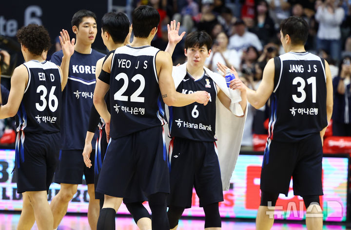 [수원=뉴시스] 황준선 기자 = 31일 경기 수원시 KT 소닉붐 아레나에서 열린 2027 국제농구연맹(FIBA) 월드컵 아시아 예선 대한민국과 사우디아라비아의 경기, 85-72로 승리한 대한민국 선수들이 자축하고 있다. 2026.08.31. hwang@newsis.com