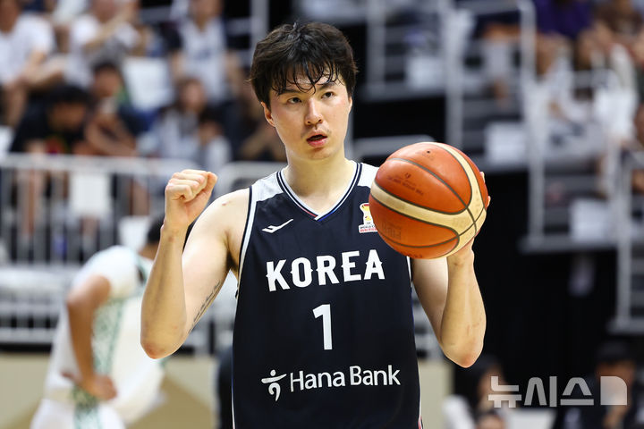 [수원=뉴시스] 황준선 기자 = 31일 경기 수원시 KT 소닉붐 아레나에서 열린 2027 국제농구연맹(FIBA) 월드컵 아시아 예선 대한민국과 사우디아라비아의 경기, 한국 이현중이 상대 반칙 판정을 얻어낸 뒤 기뻐하고 있다. 2026.08.31. hwang@newsis.com