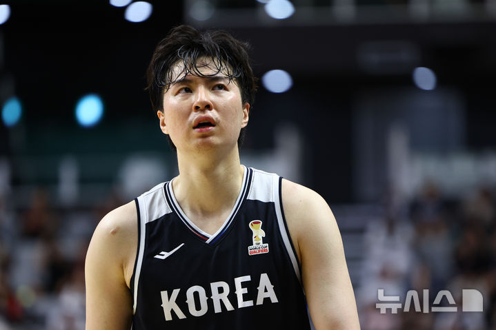 [수원=뉴시스] 황준선 기자 = 31일 경기 수원시 KT 소닉붐 아레나에서 열린 2027 국제농구연맹(FIBA) 월드컵 아시아 예선 대한민국과 사우디아라비아의 경기, 한국 이현중이 숨을 고르고 있다. 2026.08.31. hwang@newsis.com