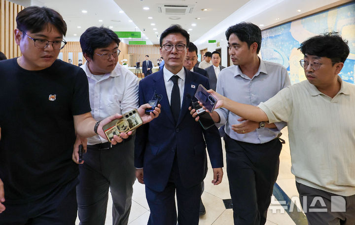 [포항=뉴시스] 이무열 기자 = 김민석 더불어민주당 대표가 31일 경북 포항시 남구 포항성모병원 장례식장에 마련된 조희대 대법원장 부친 고(故) 조부환 씨의 빈소를 찾아 조문을 마친 뒤 취재진 질문에 답하고 있다. 2026.08.31. lmy@newsis.com