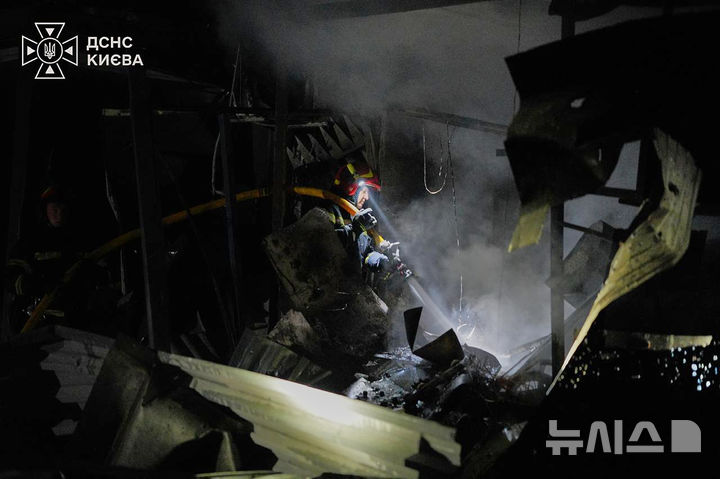 [키이우=AP/뉴시스] 1일(현지 시간) 우크라이나 키이우에서 러시아의 미사일 공격 이후 소방관들이 화재를 진압하고 있다. 러시아는 엿새째 키이우와 인근 지역에 대규모 집중 공세를 가하고 있다. 2026.09.01. 