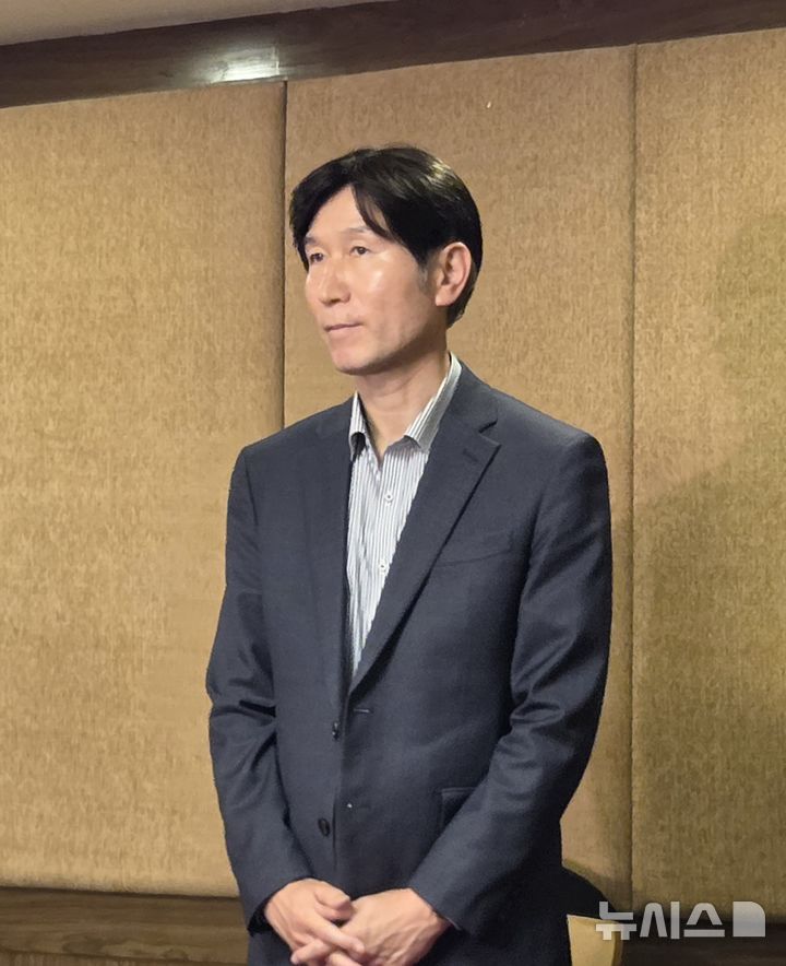 [카트만두=뉴시스] 박정규 특파원 = 네팔 대홍수로 한국인 실종자가 발생한 가운데 현지에 부임한 박재경 신임 주네팔대사가 31일 카트만두의 한 호텔에서 취재진과 만나 취임 인사를 하고 있다. 2026.08.31 pjk76@newsis.com