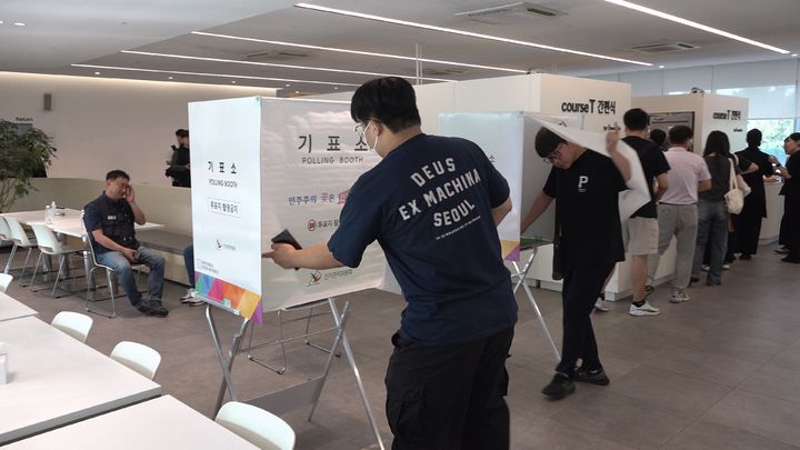 [울산=뉴시스] 현대자동차 노동조합이 지난달 31일 올해 임금협상 잠정합의안을 놓고 조합원 찬반투표를 실시한 가운데 조합원들이 투표에 참여하고 있다. (사진=현대차 노조 제공) 2026.09.01. photo@newsis.com *재판매 및 DB 금지