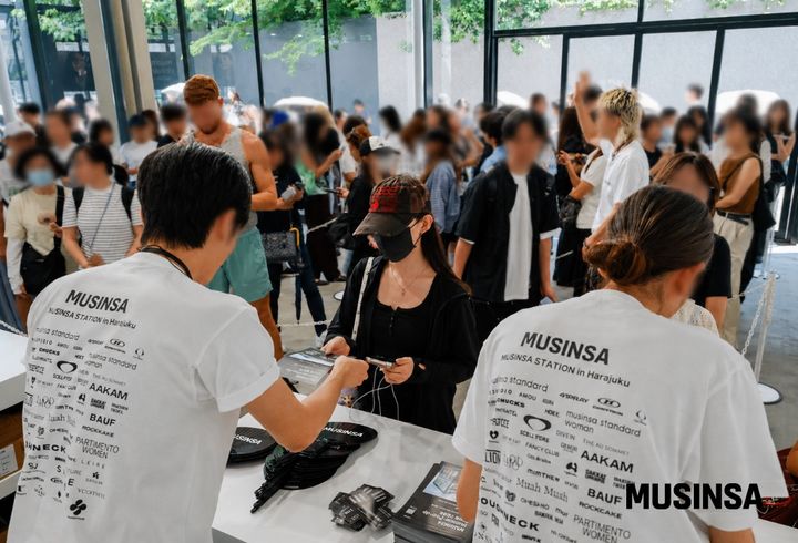 무신사는 일본 도쿄에서 '무신사 스테이션 인 하라주쿠(MUSINSA STATION in Harajuku)' 팝업 스토어를 개최한 결과 일본 지역 신규 회원 수가 300% 이상 늘어나는 등 호응이 있었다고 1일 밝혔다. *재판매 및 DB 금지