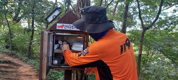[전남광주=뉴시스] 전남광주소방본부가 광주 지역 주요 등산로에 설치한 간이구조구급함. (사진=전남광주소방 제공) 2026.09.01. photo@newsis.com *재판매 및 DB 금지