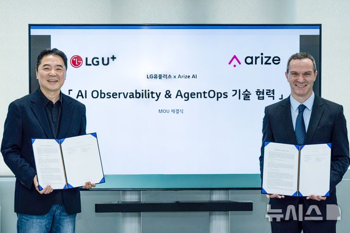 [서울=뉴시스]LG유플러스가 글로벌 AI 운영 관리 기업 어라이즈 AI(Arize AI)와 손잡고 AI 에이전트를 더 정확하고 안전하게 운영하기 위한 관리 체계를 구축한다. 사진은 이상엽 LG유플러스 CTO(전무, 왼쪽)와 패트릭 켈리 어라이즈 AI 아시아태평양 지역 총괄 책임자가 서울 마곡 LG유플러스 사옥에서 열린 협약식에서 기념 촬영을 하는 모습. (사진=LG유플러스 제공)