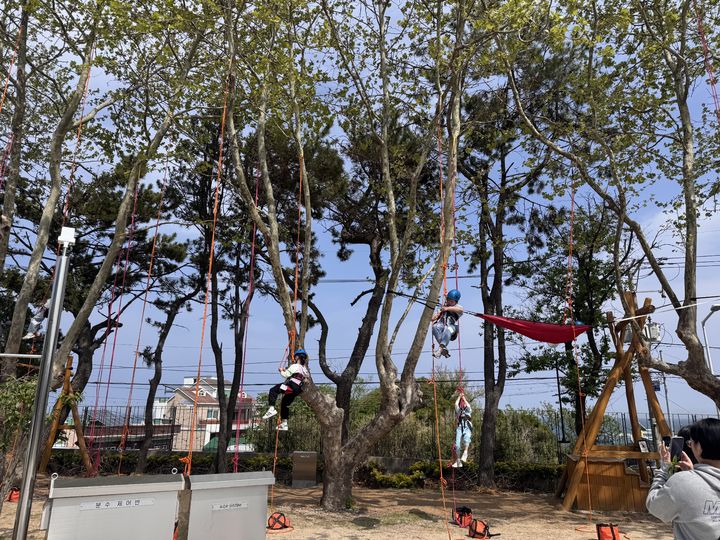 [울산=뉴시스] 울산어린이독서체험관에서 나무놀이를 하는 학생들(사진=울산시교육청 제공) photo@newsis.com *재판매 및 DB 금지