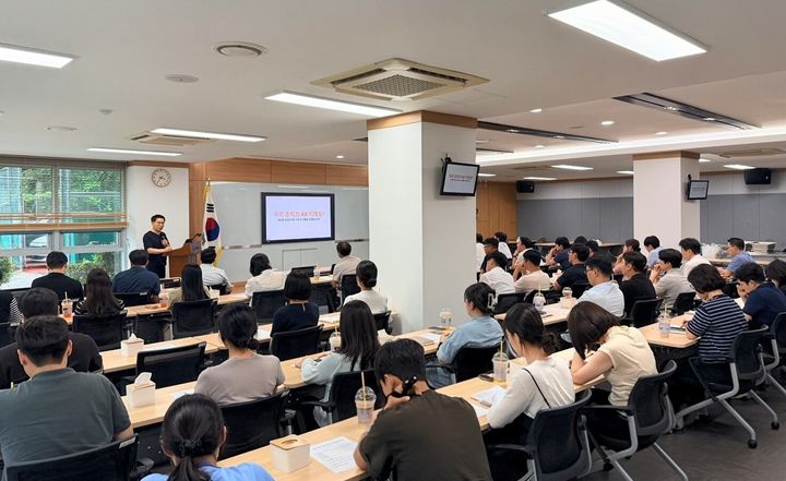 [세종=뉴시스] 한국석유관리원은 공공 업무 혁신과 신뢰받는 AI 전환(AX)을 위해 전 직원을 대상으로 '생성형 AI 활용 점검 및 실습형 체감교육'을 마무리했다고 1일 밝혔다. (사진=석유관리원 제공) 2026.09.01. photo@newsis.com *재판매 및 DB 금지