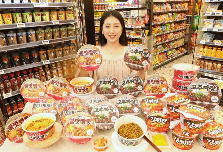 이마트24는 라면 수요가 본격적으로 증가하는 9월을 맞아 차별화 라면 상품과 온 오프라인 프로모션을 결합한 '잇츠 라면 타임(IT’S RAMYUN TIME!)' 캠페인을 전개한다고 1일 밝혔다. *재판매 및 DB 금지