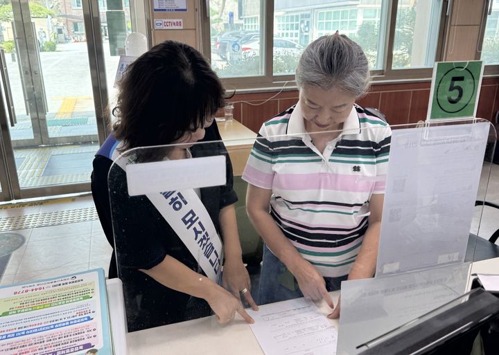 [영주=뉴시스] 권명옥 영주시 장수면장이 민원응대를 하고 있다. (사진=영주시 제공) 2026.09.01. photo@newsis.com *재판매 및 DB 금지