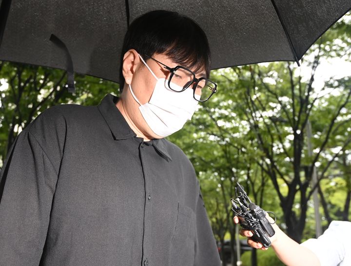 [여주=뉴시스]김종택 기자=우산을 쓰고 출석하는 이진호 *재판매 및 DB 금지