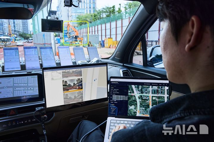 [분당=뉴시스] 윤현성 기자 = SK텔레콤은 회사 업무 차량이 촬영한 영상을 AI로 분석해 통신 인프라 안전 점검을 자동화한 '톺다' 솔루션을 상용화했다고 1일 밝혔다. 사진은 차량의 영상을 확인하며 톺다 솔루션을 개발 중인 SK텔레콤 연구원들의 모습. (사진=SK텔레콤 제공) 2026.09.01. hsyhs@newsis.com