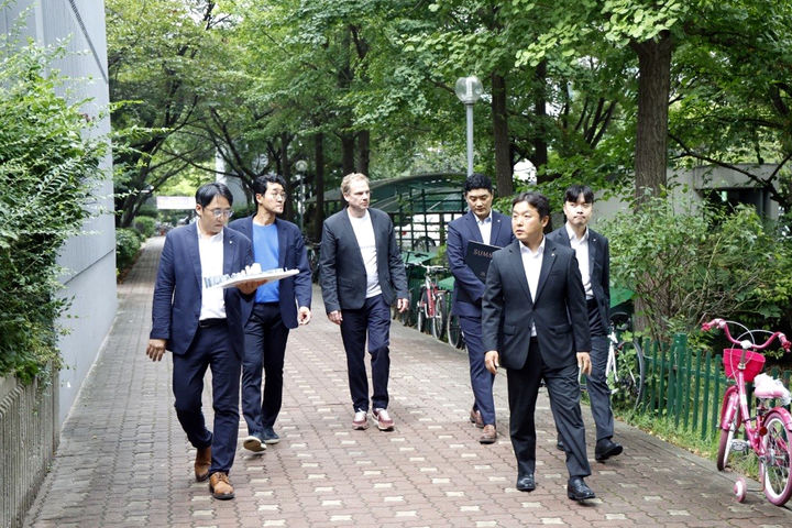 [서울=뉴시스] 대우건설과 어반에이전시 목동8단지 담당자들이 지난달 28일 단지를 시찰하고 있다. (사진=대우건설 제공) 2026. 9. 1. *재판매 및 DB 금지