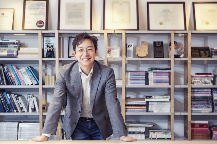 [대구=뉴시스] 수성문화재단은 오픈형 예술 특강 프로그램 ‘로비톡톡’의 하반기 라인업을 공개했다. 사진은 건축가 유현준 교수. (사진 = 수성문화재단 제공) 2026.09.01. photo@newsis.com *재판매 및 DB 금지