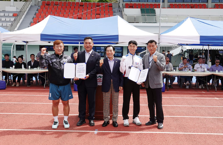[창녕=뉴시스] 안지율 기자 = 성낙인 군수, 박재홍 군의회 의장, 이재현 경남족구협회장이 선수대표, 심판대표와 기념사진을 촬영하고 있다. (사진= 창녕군 제공) 2026.09.01. photo@newsis.com *재판매 및 DB 금지