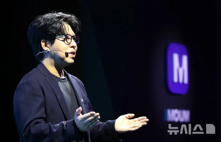[서울=뉴시스]1일 메리츠증권은 서울 여의도 페어몬트 앰배서더 서울에서 론칭 행사를 열고 신규 플랫폼 'MOUM'을 공식 출시했다고 밝혔다. 플랫폼 개발을 주도한 이장욱 메리츠증권 이노비즈본부 전무가 현장에서 플랫폼에 대한 설명을 진행하고 있다. (사진=메리츠증권 제공) 2026.09.01. photo@newsis.com 