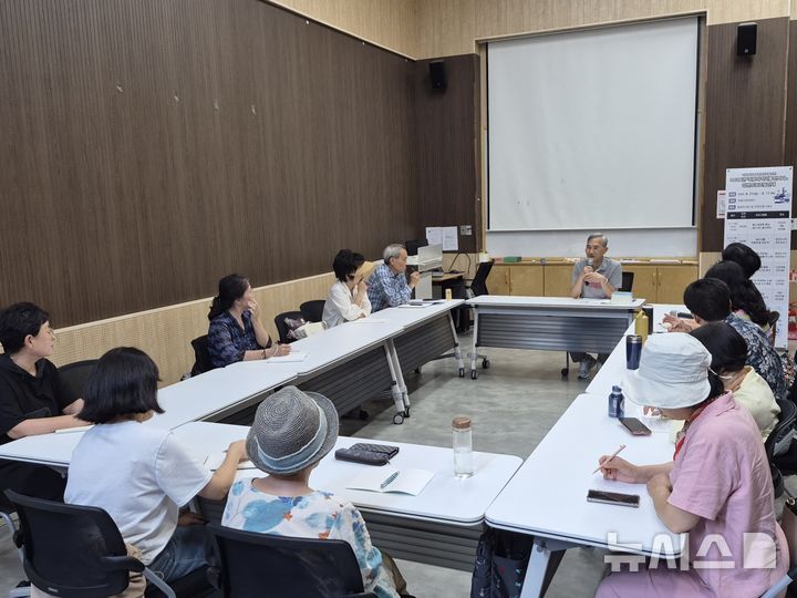 [의왕=뉴시스] 최준배 작가가 시민들을 대상으로 글쓰기 강연을 진행하고 있다. (사진=의왕시 제공 2026.09.01. photo@newsis.com
