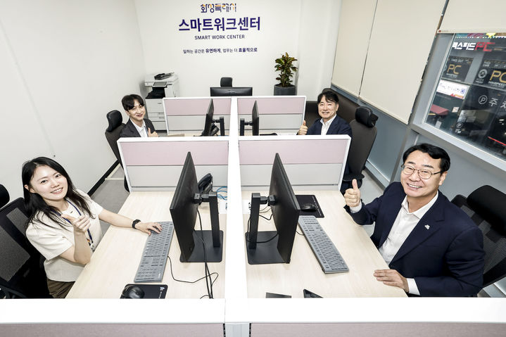 [화성=뉴시스] 정명근 경기 화성시장(사진 앞쪽 오른쪽)이 8월31일 동탄구청 3층 화성특례시 스마트워크센터에서 직원들과 기념촬영을 하고 있다. (사진=화성시 제공) 2026.09.01. photo@newsis.com *재판매 및 DB 금지