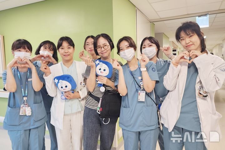 [인천=뉴시스] 인도네시아 국적 환자 A씨(왼쪽에서 다섯번째)가 퇴원을 앞두고 인천세종병원 간호사들과 기념 촬영하고 있다. (사진=병원 제공) 2026.09.01. photo@newsis.com