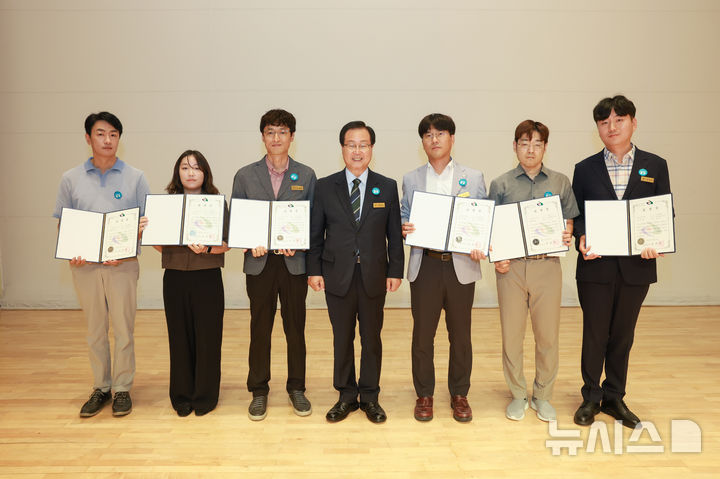 [완주=뉴시스] 유희태 완주군수와 '2026년 상반기 적극행정 우수공무원' 수상자들이 기념촬영을 하고 있다. *재판매 및 DB 금지